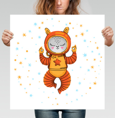 Медитирующий космонавт в оранжевом костюме среди звёзд - HappyLetters