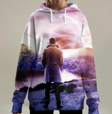 Мужчина смотрит на сияющую планету в горах вдали, Hoodie Long Oversize 3D