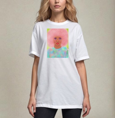 Яркая девушка с розовым париком и игривым макияжем, Футболка / Унисекс / Оверсайз / Белая / C принтом