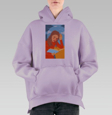 Молодая девушка читает книгу на фоне голубого неба, Hoodie Oversize Fiolet, утепленная